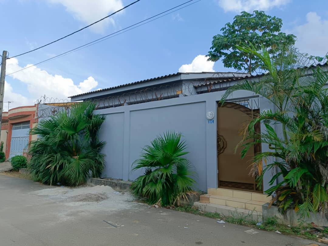 Maison basse 4 pièces à louer – Cité Les Figuiers, Cocody