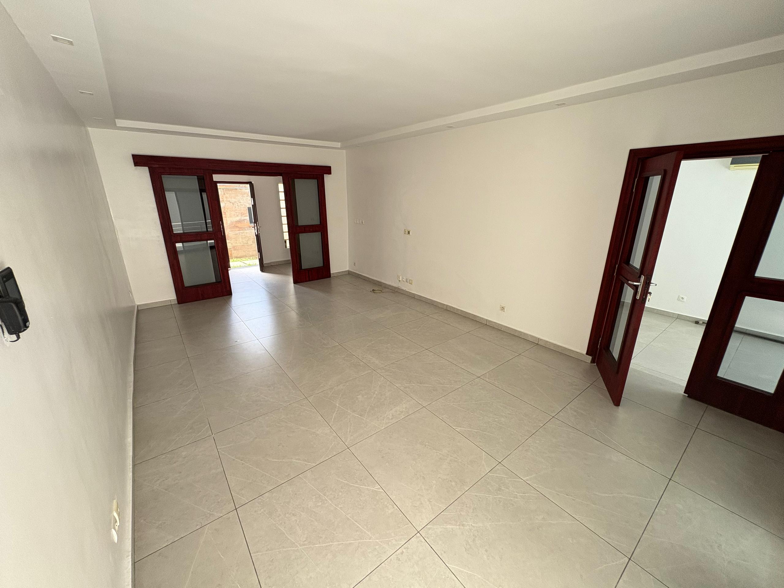 Villa duplex F6 à louer – Riviera 3 Cité Synacasy, Cocody
