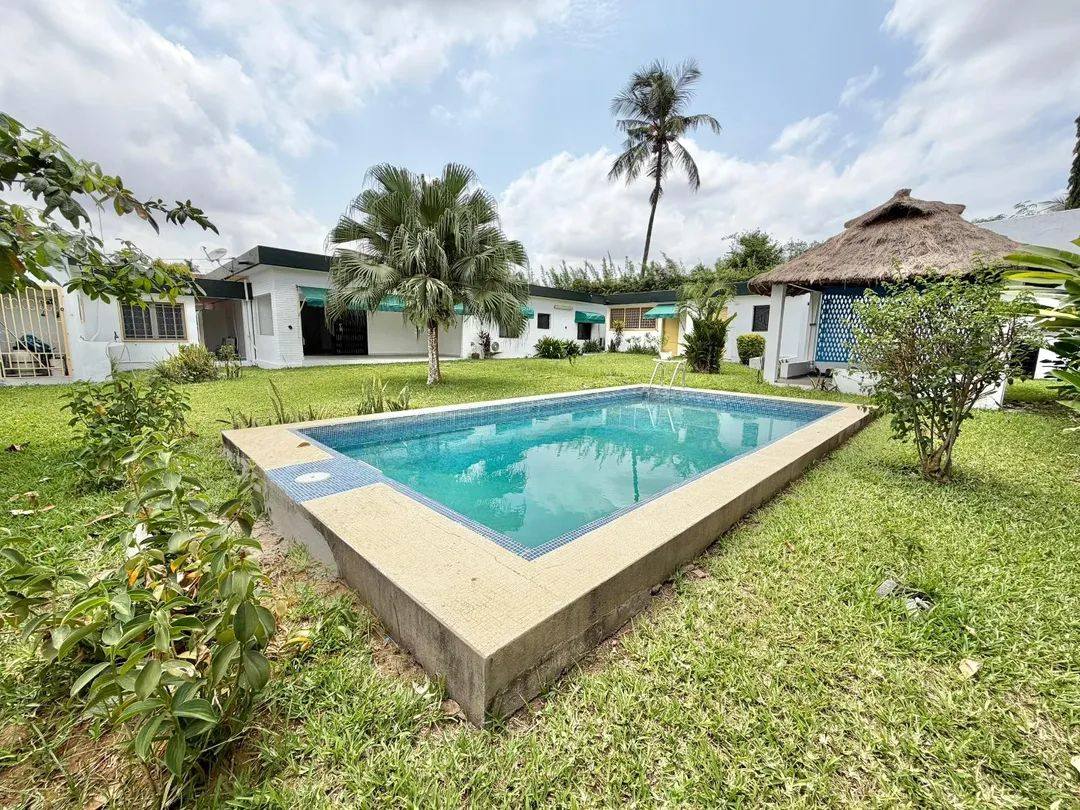Villa plein pied F4 avec piscine à louer – Cité Laurier, Cocody