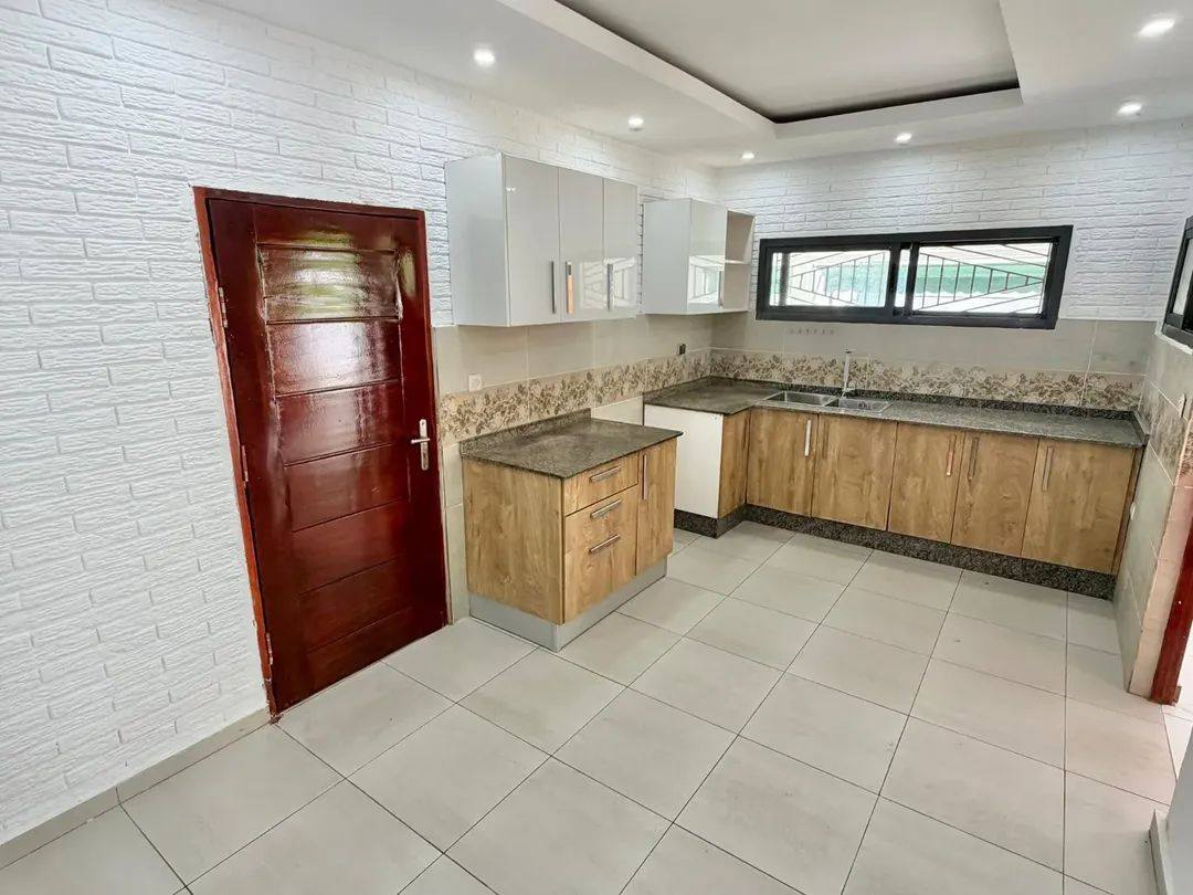 Villa plein pied F4 avec piscine à louer – Cité Laurier, Cocody