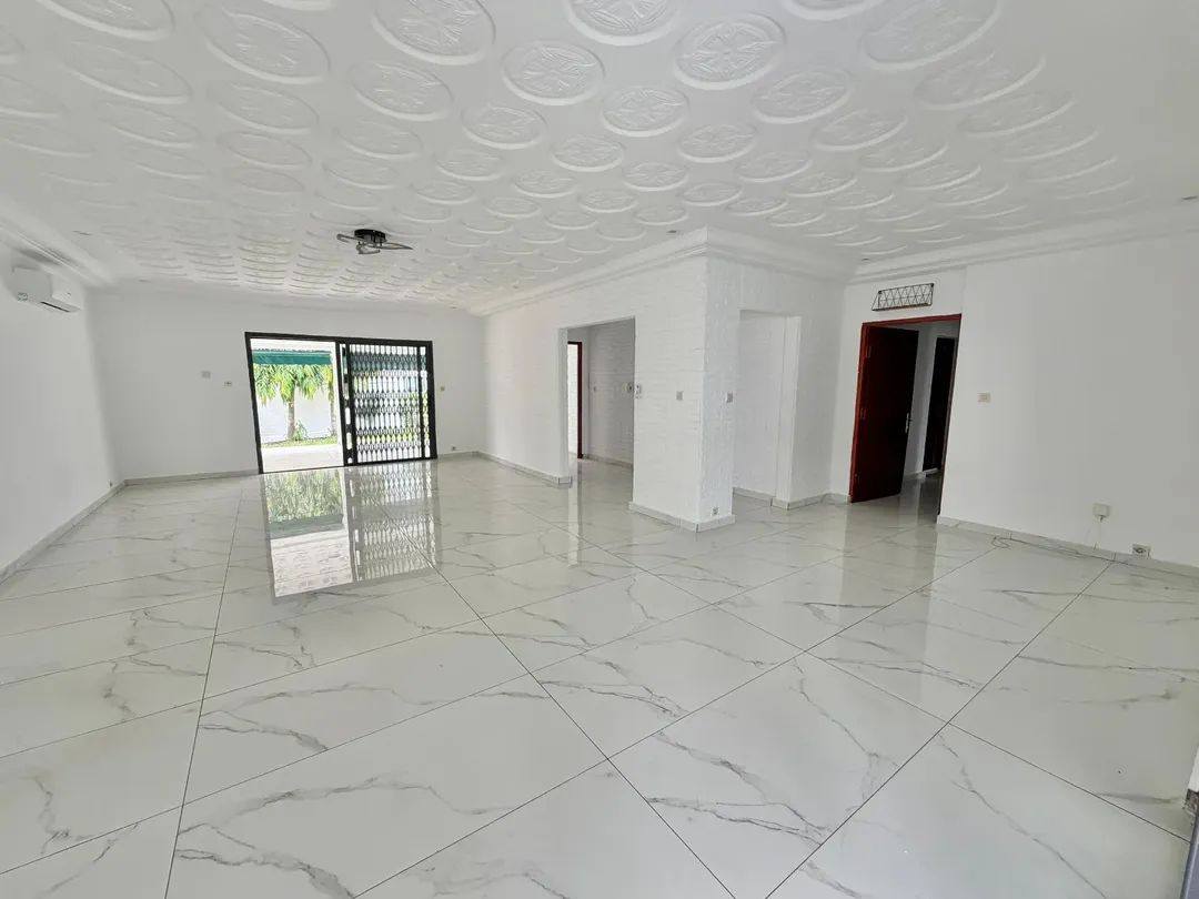Villa plein pied F4 avec piscine à louer – Cité Laurier, Cocody