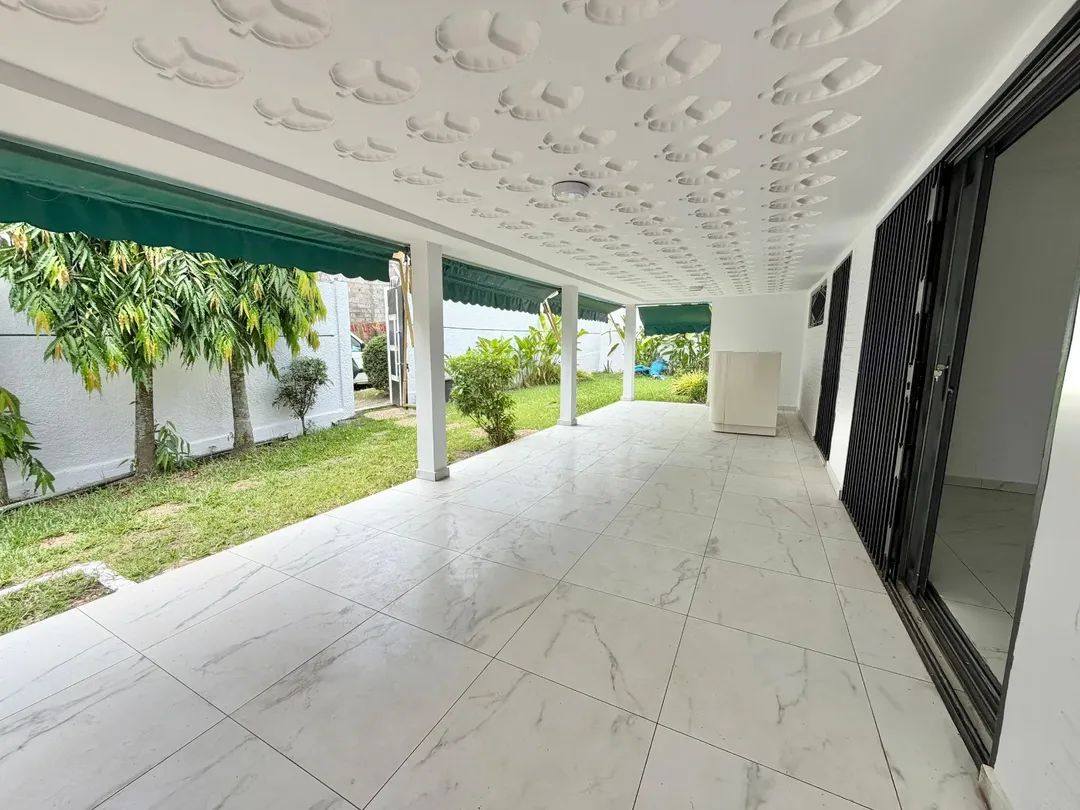 Villa plein pied F4 avec piscine à louer – Cité Laurier, Cocody