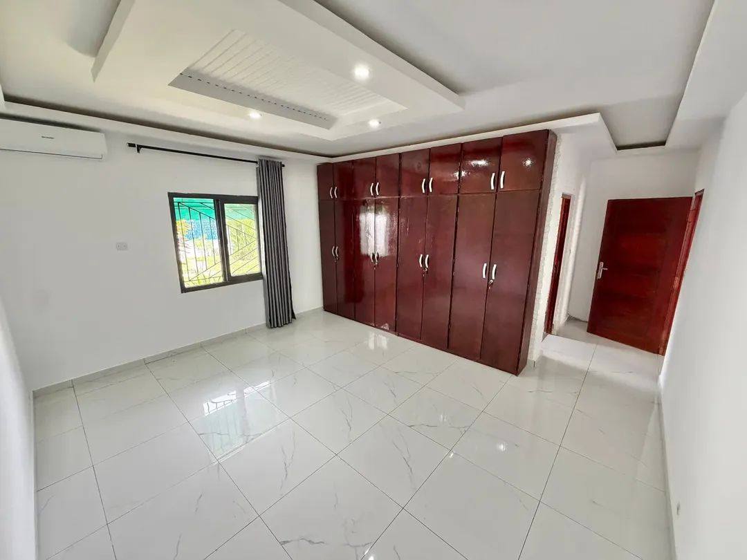 Villa plein pied F4 avec piscine à louer – Cité Laurier, Cocody