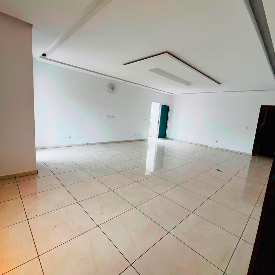 Duplex F15 à louer pour bureaux – Riviera Golf 1, Cocody