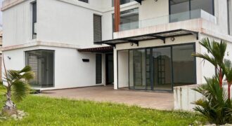 Villa triplex 4 ch à louer – Riviera Golf 1, Cocody