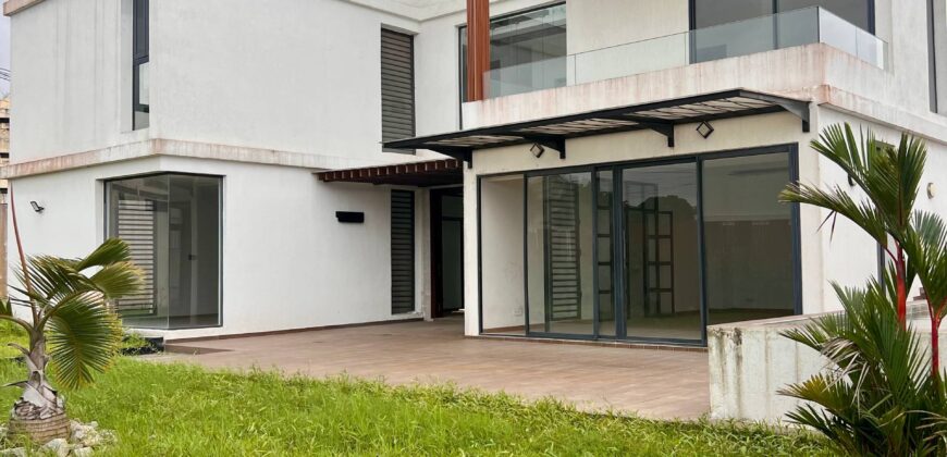 Villa triplex 4 ch à louer – Riviera Golf 1, Cocody