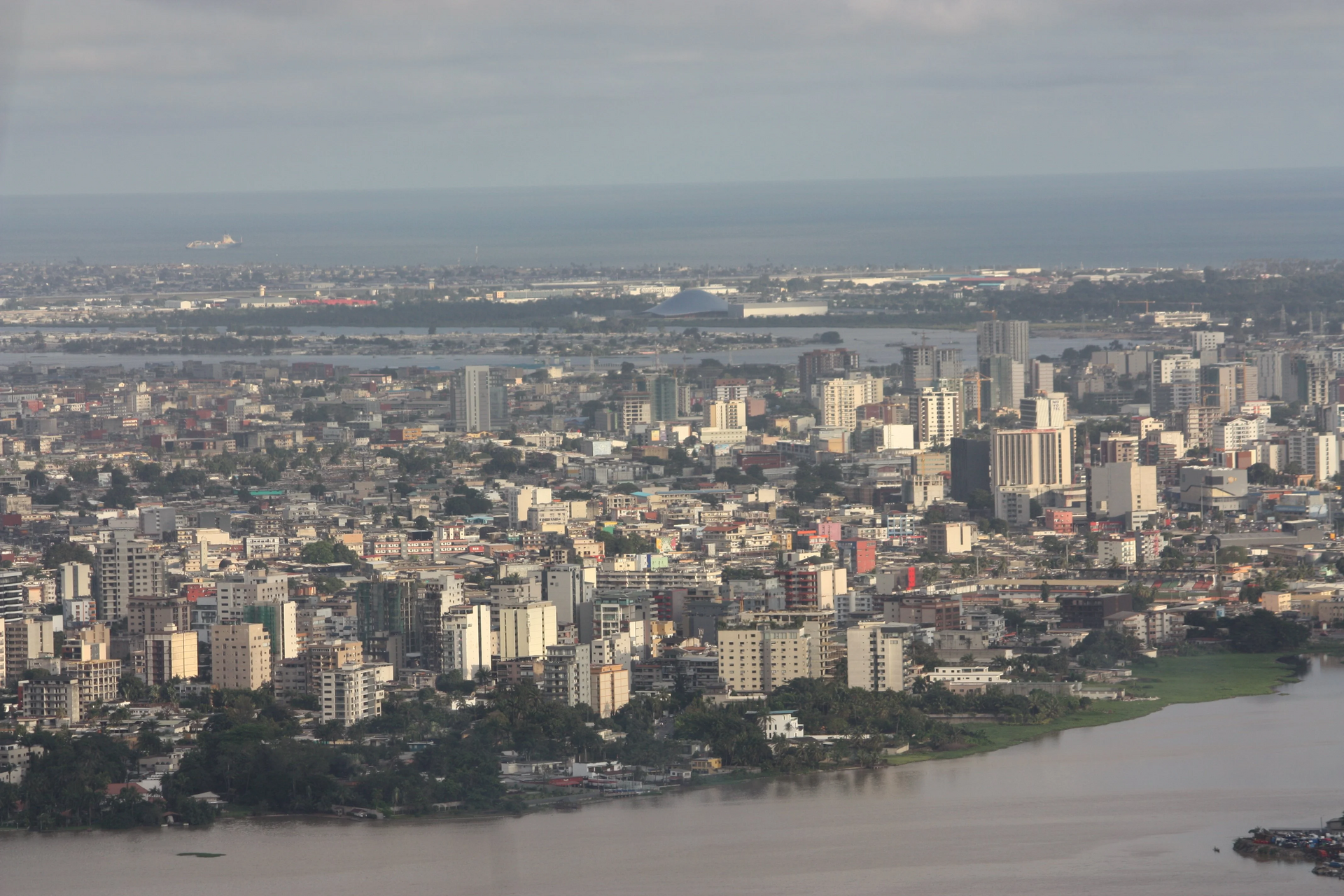 Vue aérienne d'Abidjan et de ses quartiers résidentiels au bord de la lagune